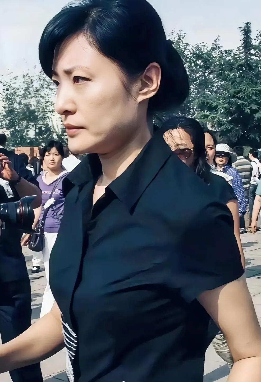 离开舞台，就是领导的面孔。严肃起来的周涛，一脸威严。目视前方，眉头微皱，清冷傲人