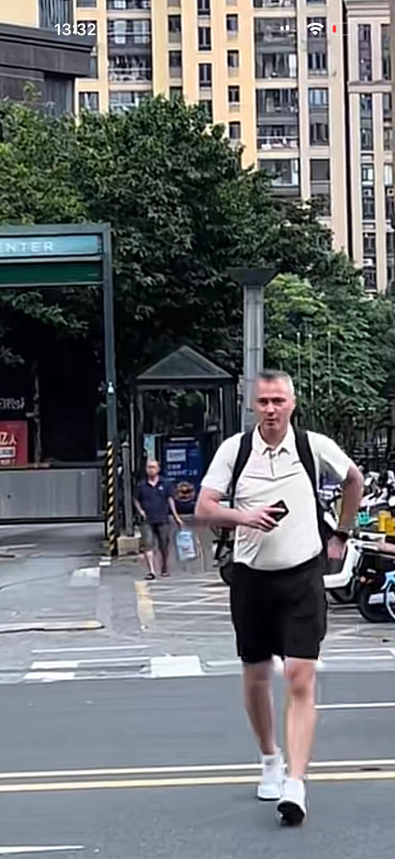 来了！来了！广东宏远的主帅雅科夫列维奇终于到了，很多事情等着他定呢！

广东宏远