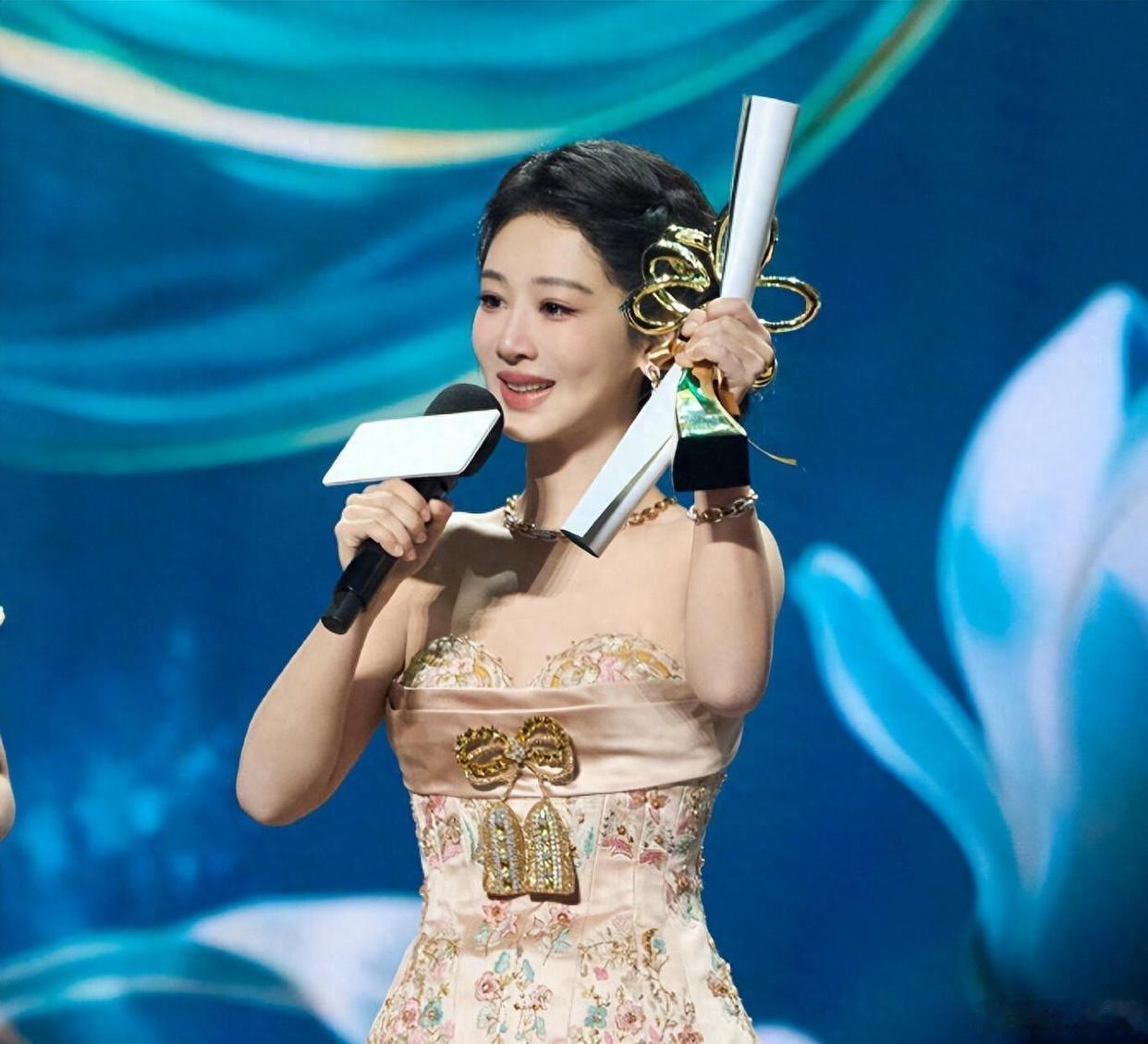 杨紫白玉兰视后热度飙升杨紫凭《生命树》拿下第31届白玉兰最佳女主角，成为史上首位