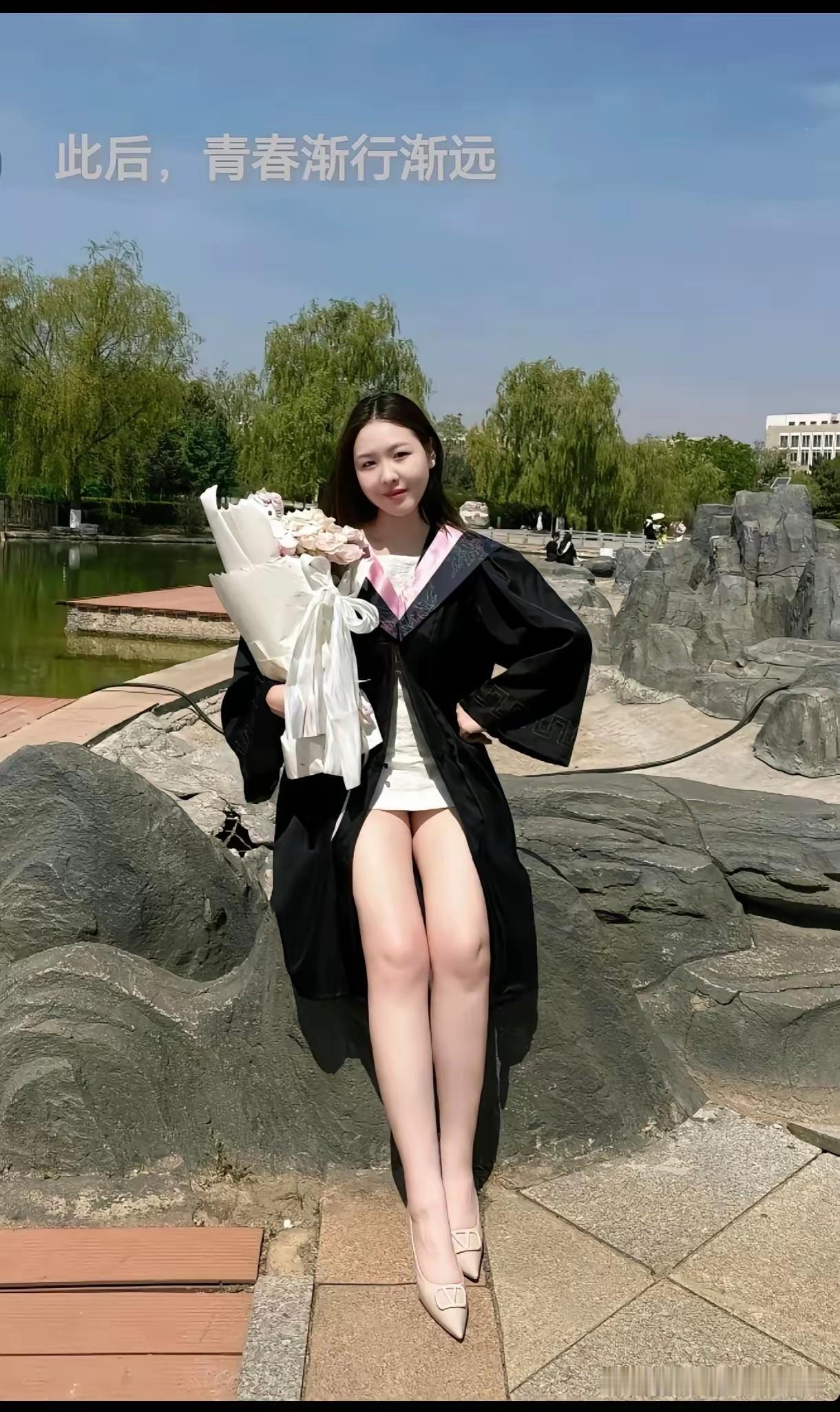 现在的大学美女穿得很时尚，比以前我们读书的时候开放多了，那个时候的女学生谁敢这样
