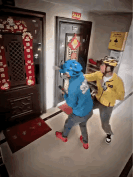 外卖员送餐按指定时间地点送到住户，但住户只把大门开了一个小缝，迅速把快餐拿进屋关