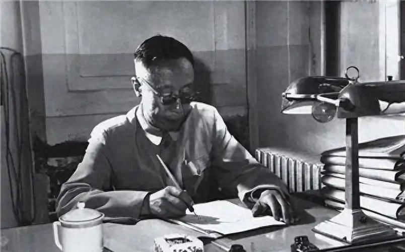 溥仪的文化程度到底是有多高？专家：其实他真实学历让你望尘莫及。

一提溥仪，耳边