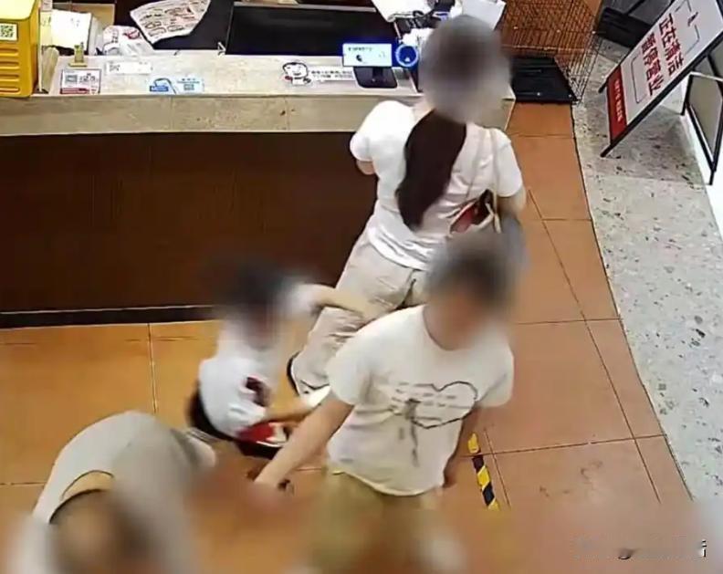 看了8月26日福建小熊在长沙某餐厅被4岁小男孩“摸臂”引起的纠纷后，再联想起20