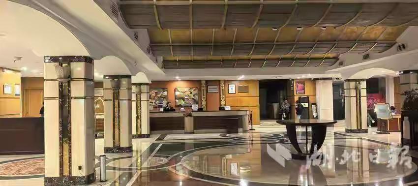 武汉长江饭店，作为一座四十余载的建筑，武汉人当时觉得很有面子的一家大酒店，当时说