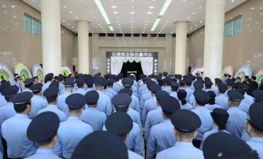 【包头市公安局一名30岁女副所长为救轻生群众不幸牺牲】6月22日上午，包头市公安