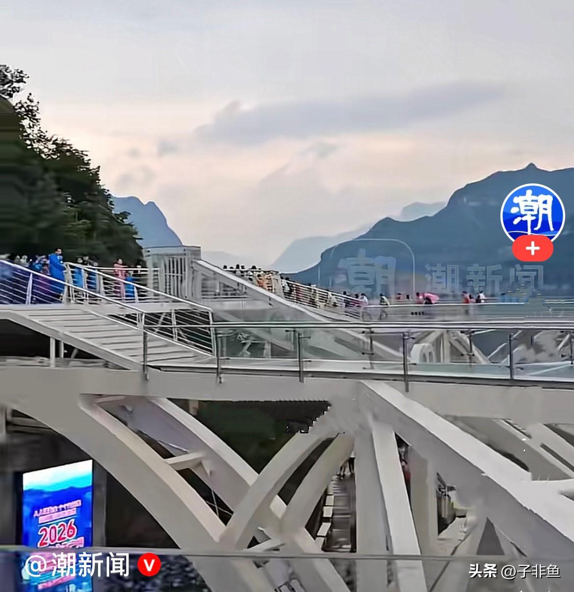 太吓人了，河南一景区高空玻璃观景台，刚下过大雨，小男孩拿金属伞尖戳破脚下三层夹胶