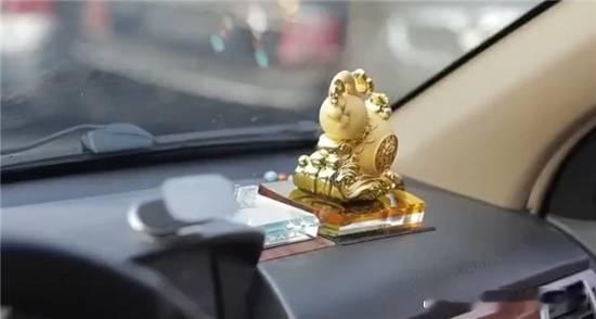 实测方向盘上贴钻很危险1月19日消息，很多人买了新车后喜欢在车里加装各种自己喜欢