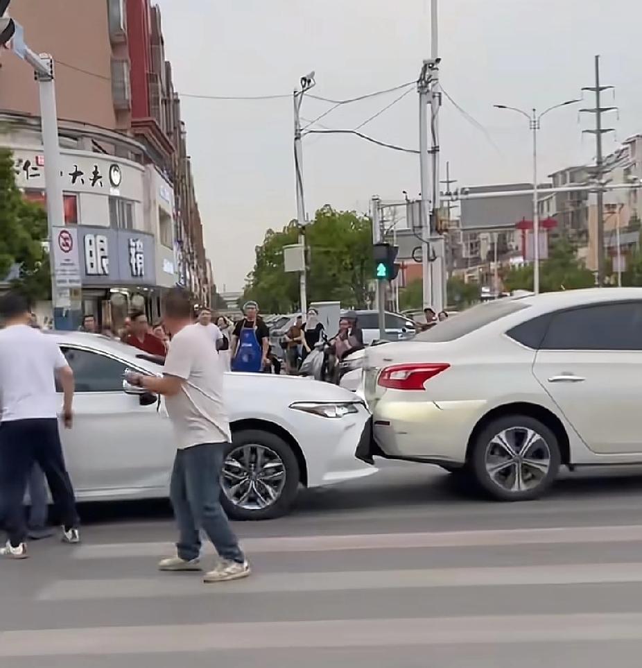 马路上不停传来刺耳的异响声，路人都以为两车追尾了，可接下来的一幕，却让人感动泪目