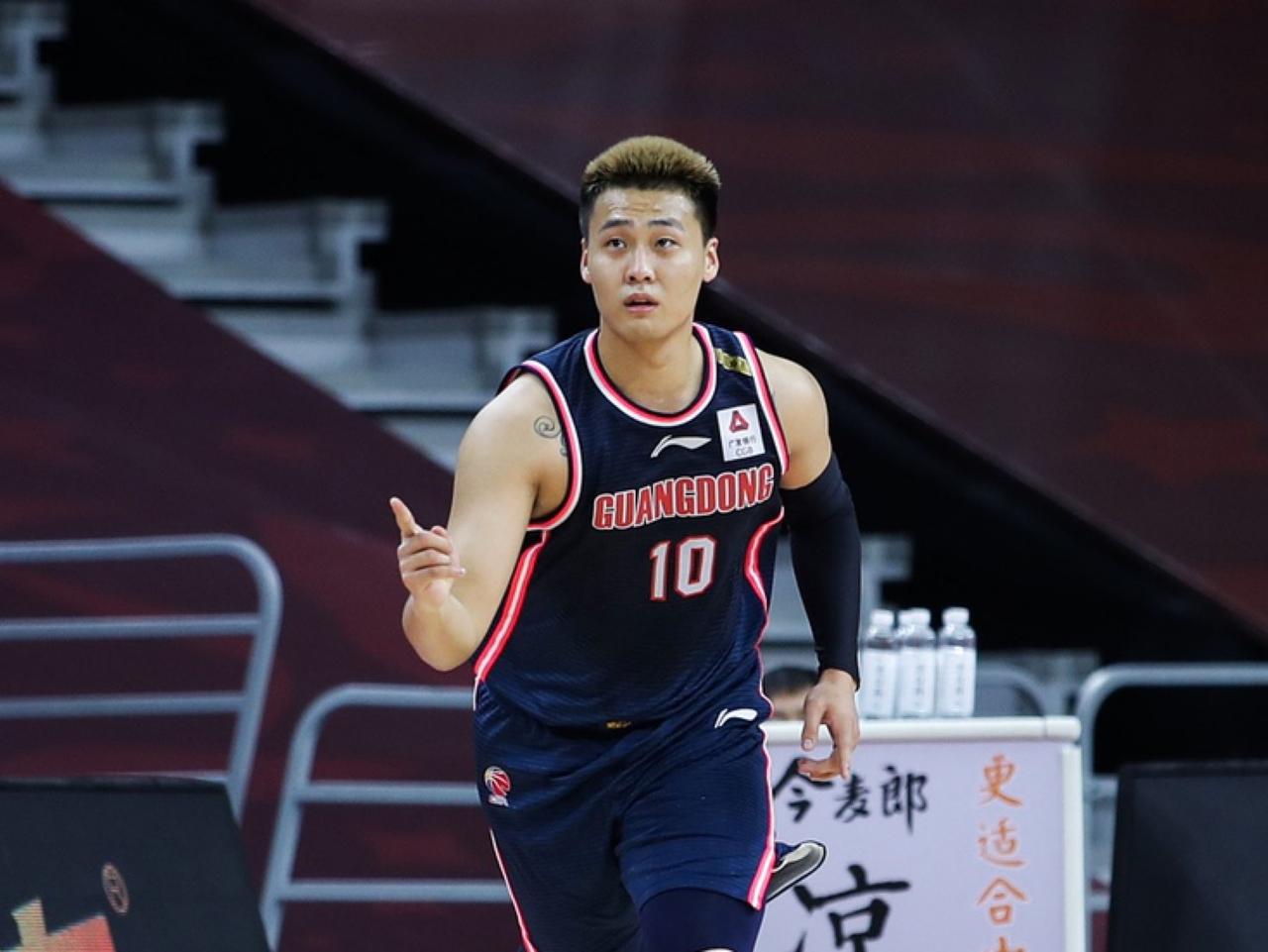 赵睿措手不及！
广州男篮击败宁波男篮后，鲁吐布拉与李祥波发生言语争执，然而让赵睿