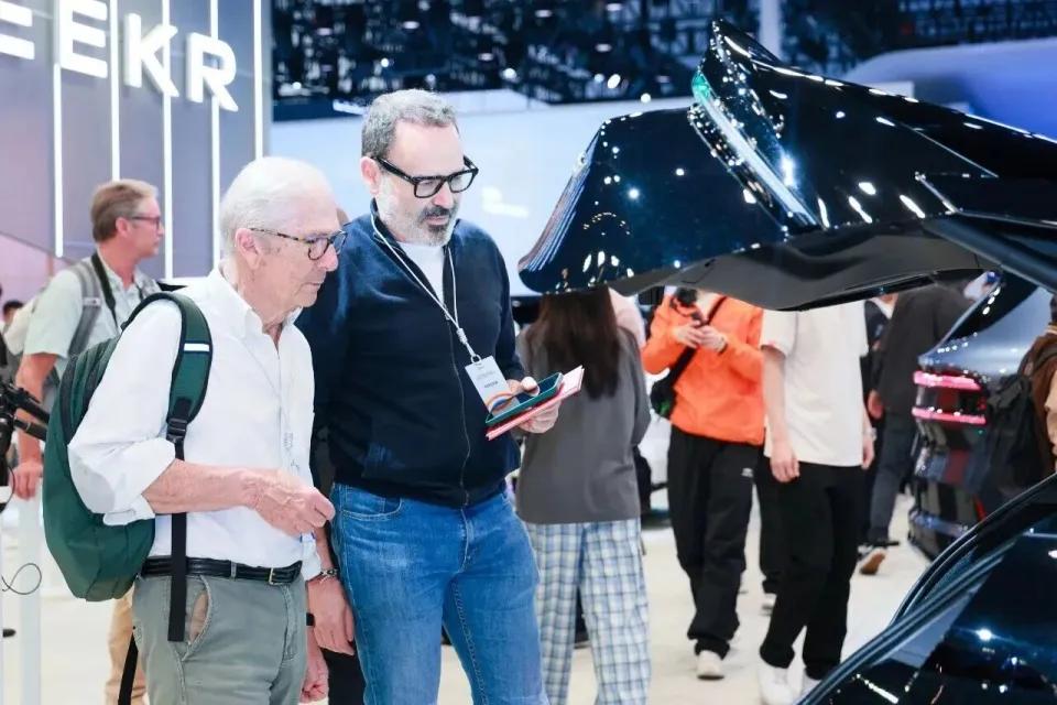 反转！反转！真的反转了！2026北京国际车展有一个惊人的变化，这次老外挤爆北京车