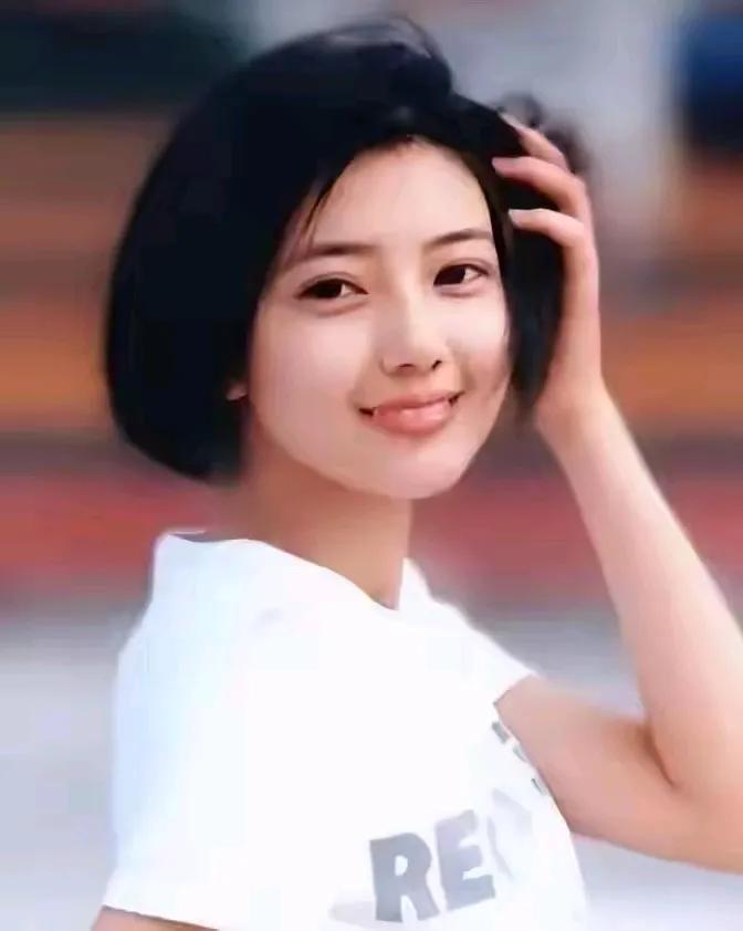 这时候的高圆圆，青春真是无敌啊，那时的她妥妥的一张初恋脸，是众多校园男生的梦中情
