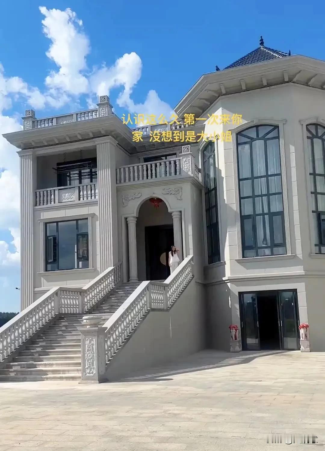 真的是笑不活了！江西一位美女，第一次去好闺蜜农村的家里玩，谁承想刚到闺蜜的家门口