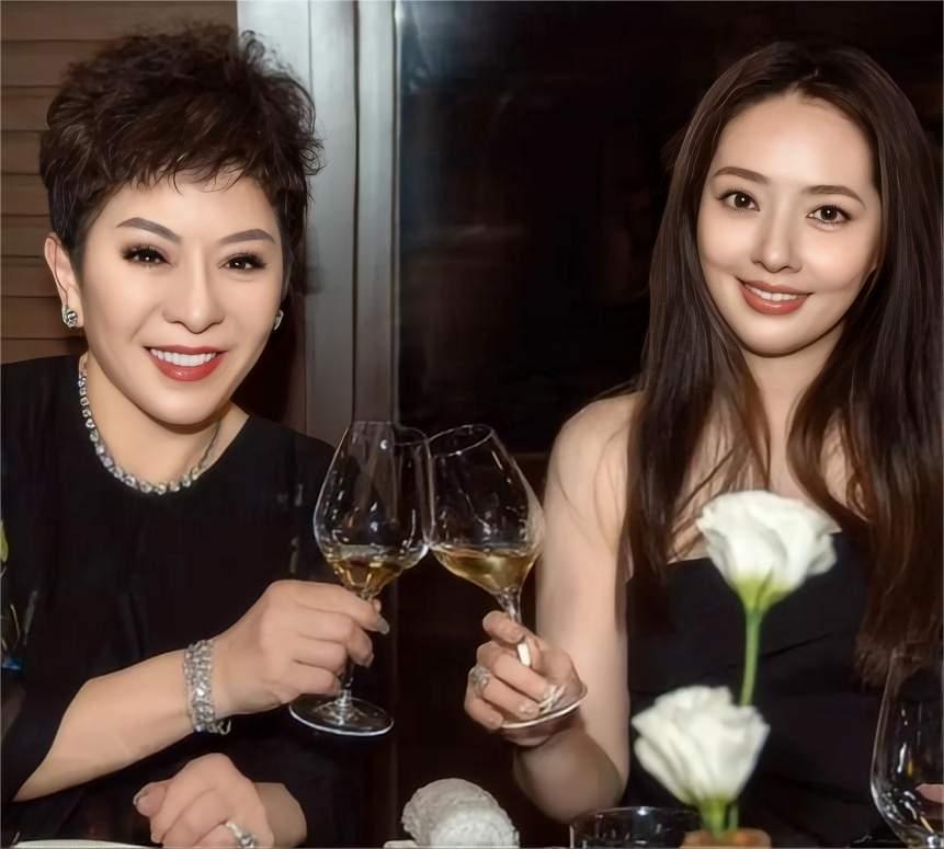 向太说她选儿媳不看中门当户对，因为所谓的家族联姻，如果两个孩子不喜欢彼此，最后大