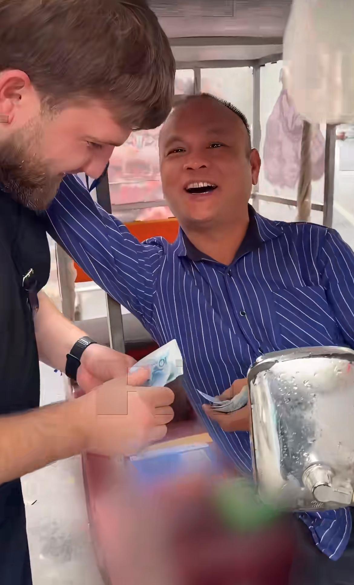 俄罗斯小伙坐三轮车，司机主动给他折扣，小伙特别开心，表示不需要折扣，并支付了10