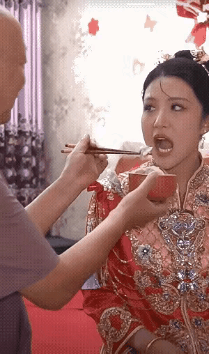 一位新娘出嫁了，妈妈包好了饺子，爸爸盛了一碗饺子，端在手里，拿起筷子，夹了一个饺
