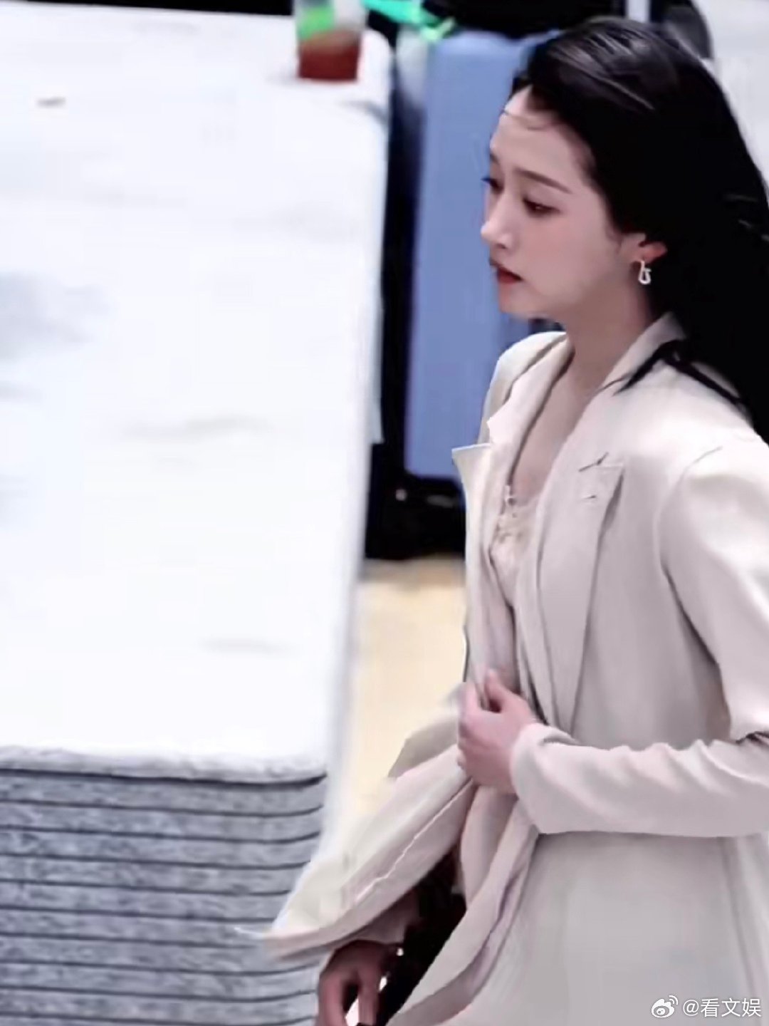 关晓彤孟露莎第一套造型路透关晓彤身材好顶生图扛住镜头考验！关晓彤孟露莎首套造型路