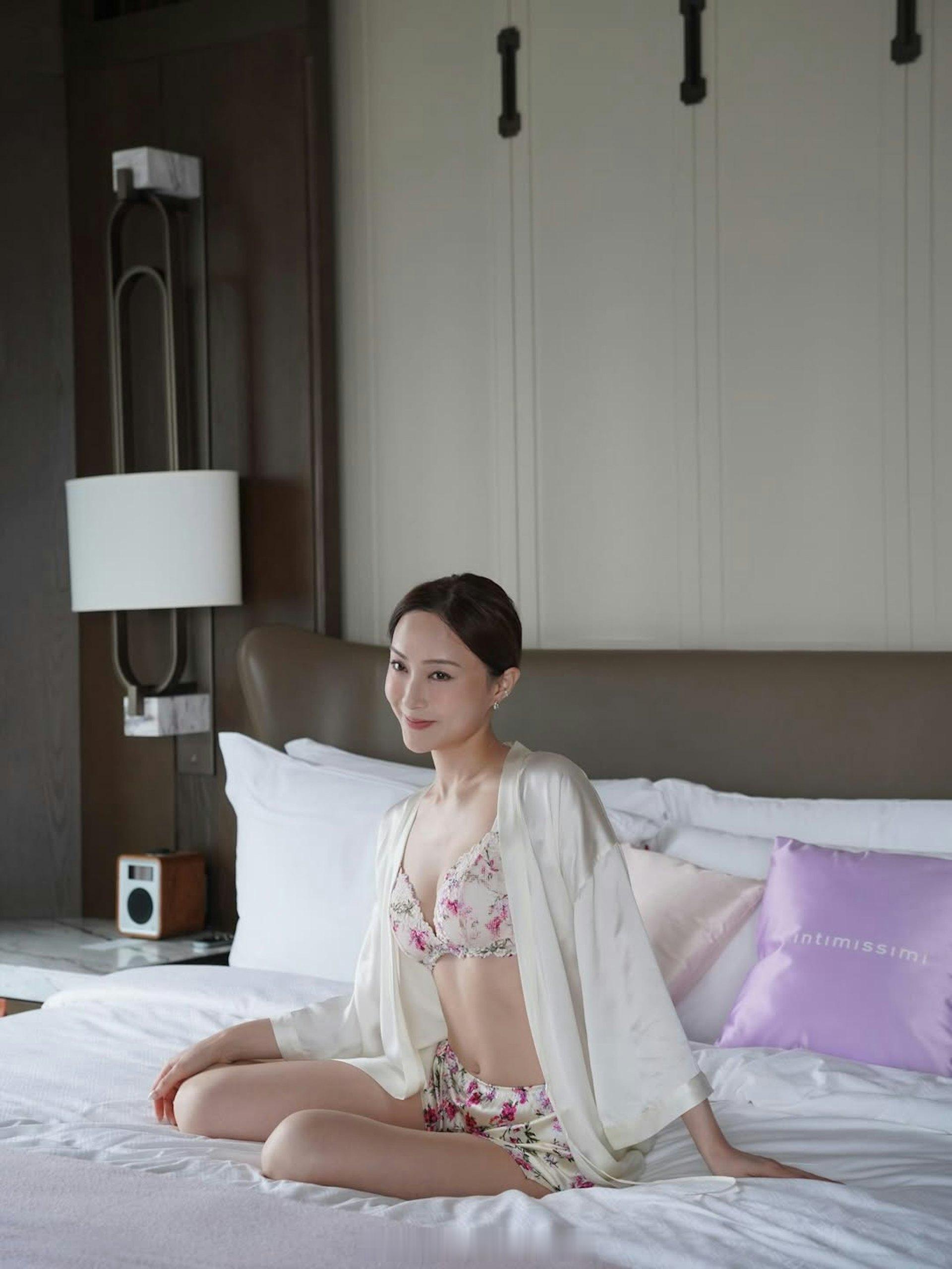 港姐邵初一改乖乖女形象，风格突破尺度，联同伍韵婷合作拍摄内衣广告，床上互动氛围感