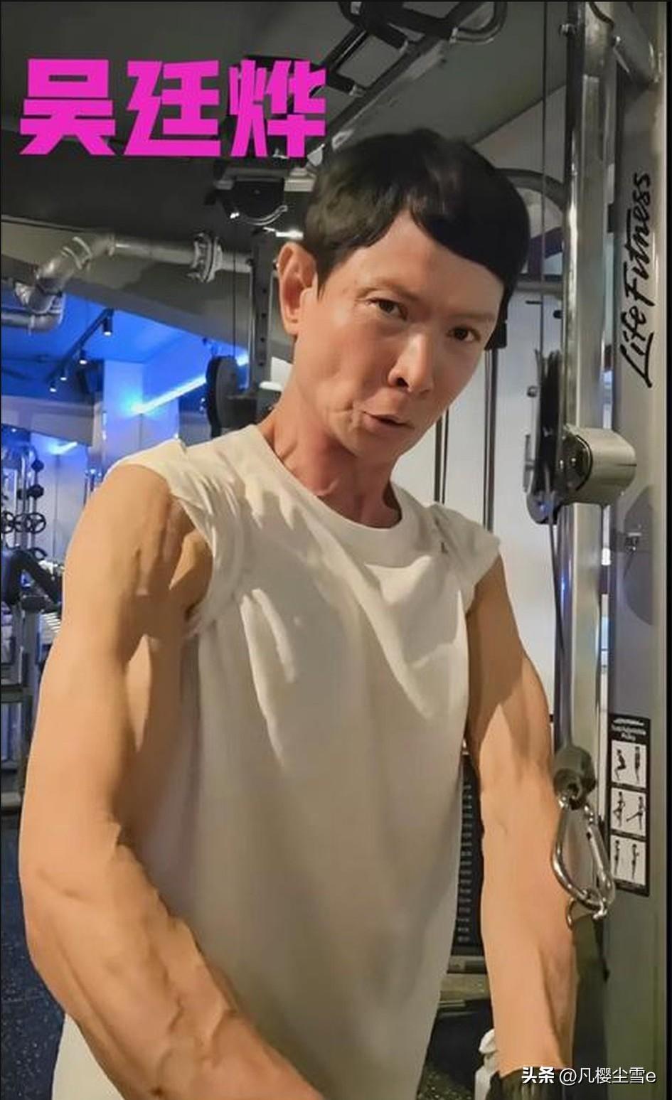 香港演员吴廷烨去健身房撸铁，他的手臂粗壮，肌肉线条明显，简直像个健美运动员，他本