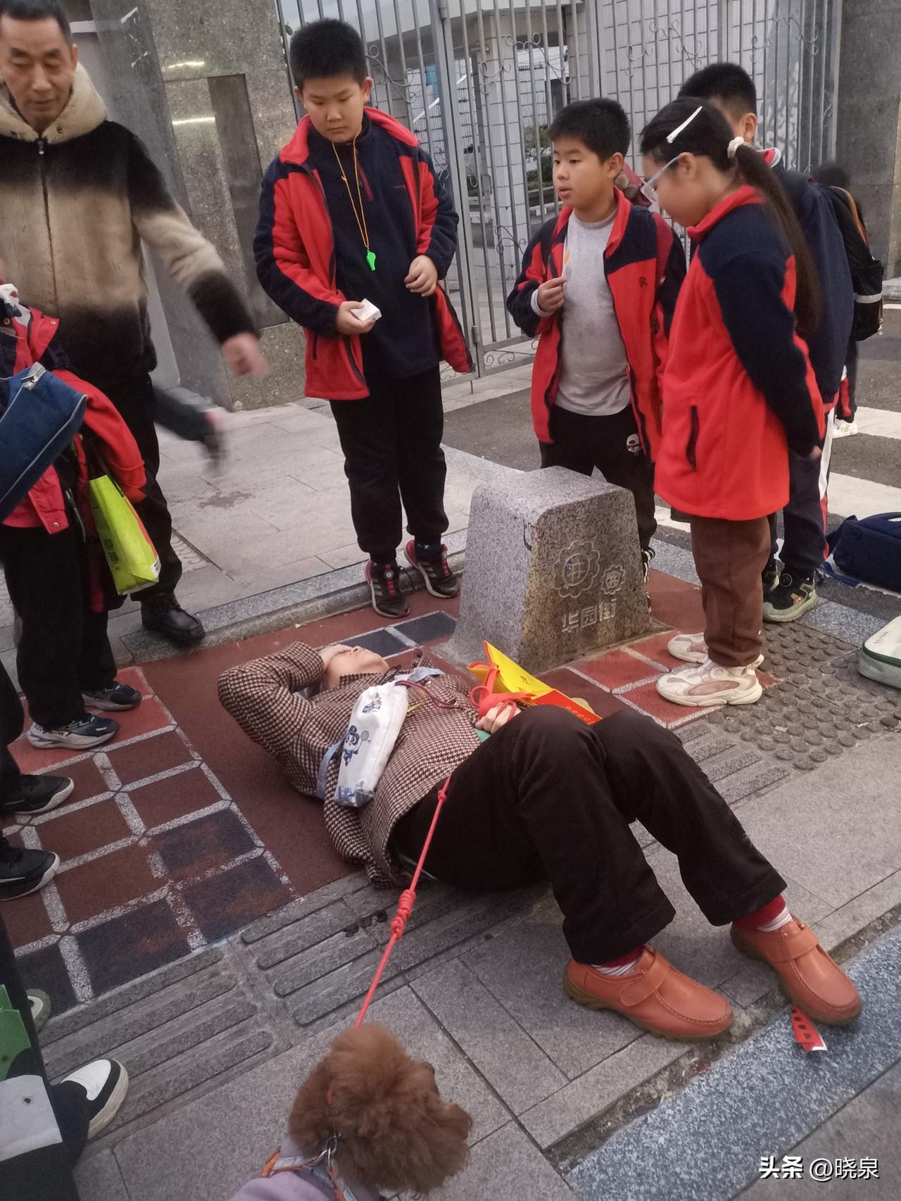 哎哟，不得了！今天下午六点左右，自贡的汇东实验学校梨园校区附近，一位80多岁的老