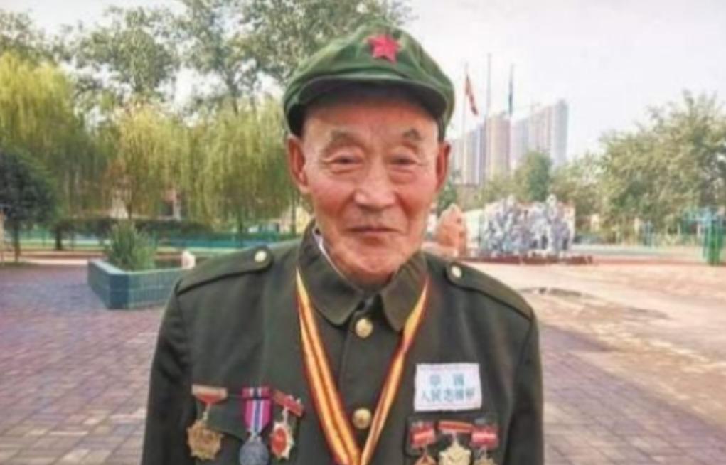 河北一功勋老兵晚年遭到儿媳嫌弃，被赶出家门，无奈住进机井房里，2020年，英雄的