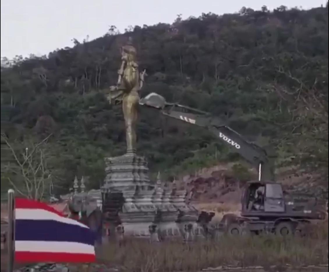 柬埔寨向印度人求救了！
本周早些时候，泰军在两国争议地区推倒了一尊印度教的毗湿奴