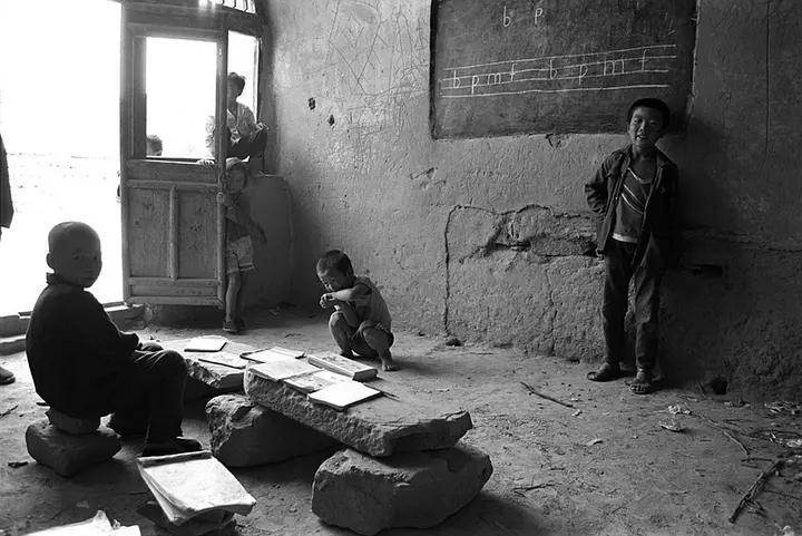 中国希望工程摄影纪实:
1991年9月，陕西省佳县王家岩村小学，简陋的土坯教室里