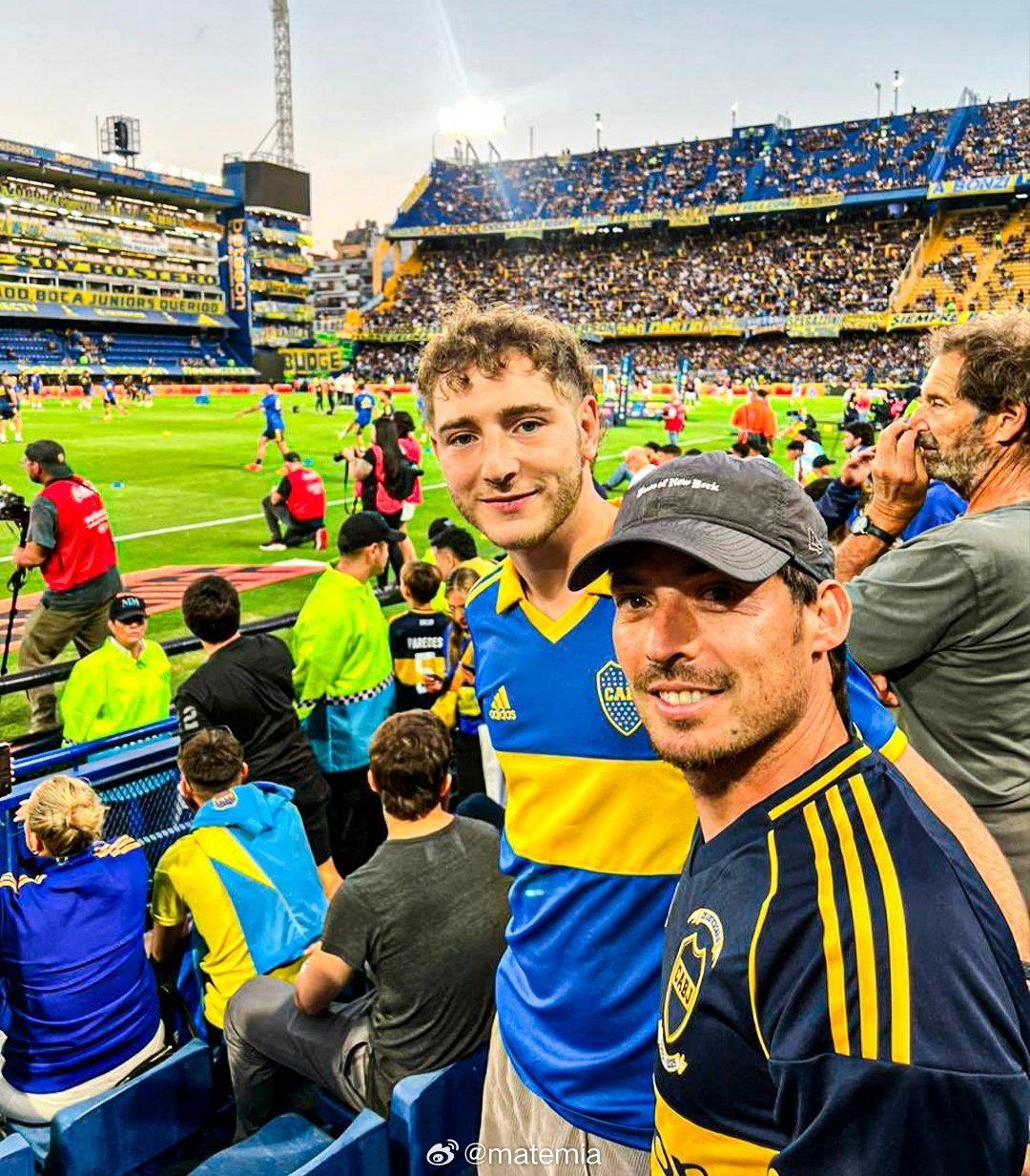 大卫·席尔瓦在糖果盒球场观看了博卡青年对阵圣洛伦索队的比赛。阿根廷足球