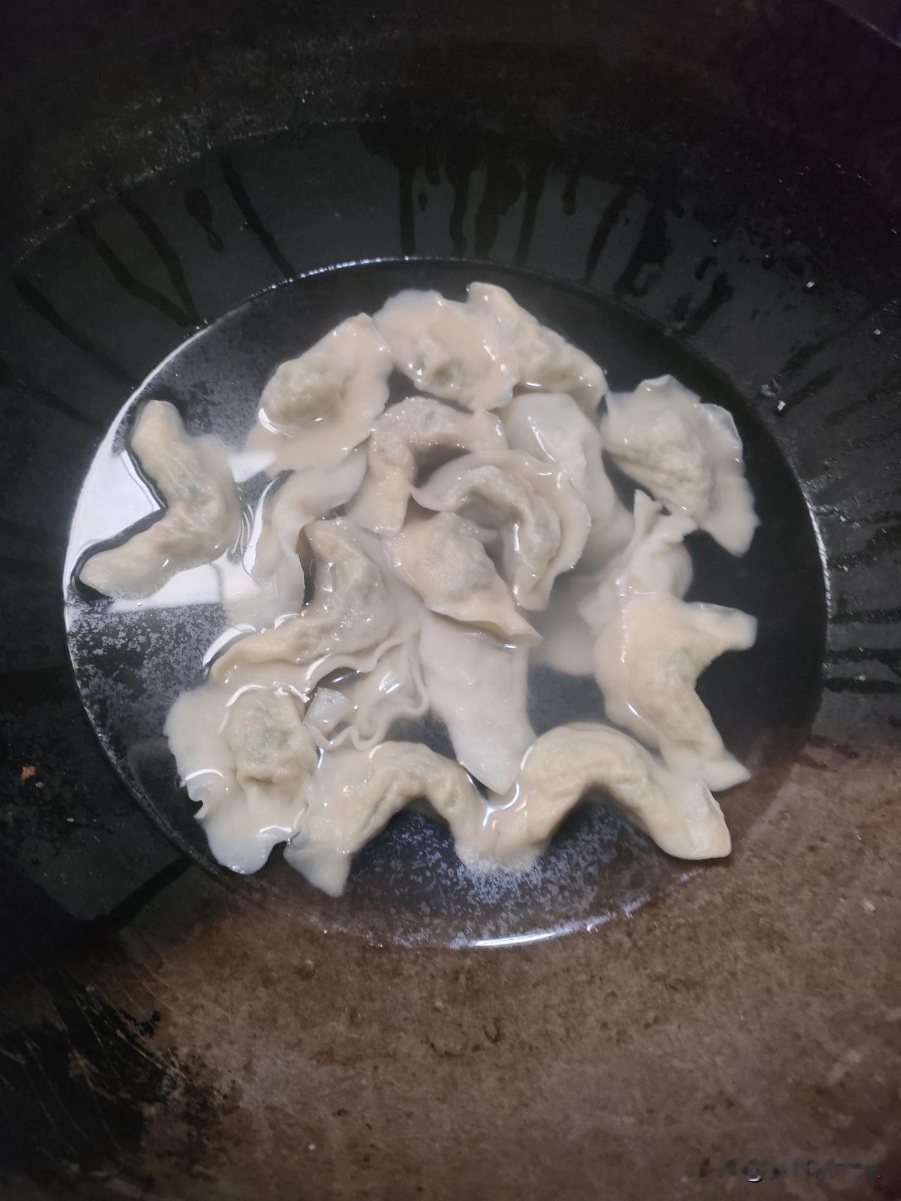 农历二月初二，是个传统节日。
早晨，家家户户都有吃饺子的传统习俗。这一天还有不能