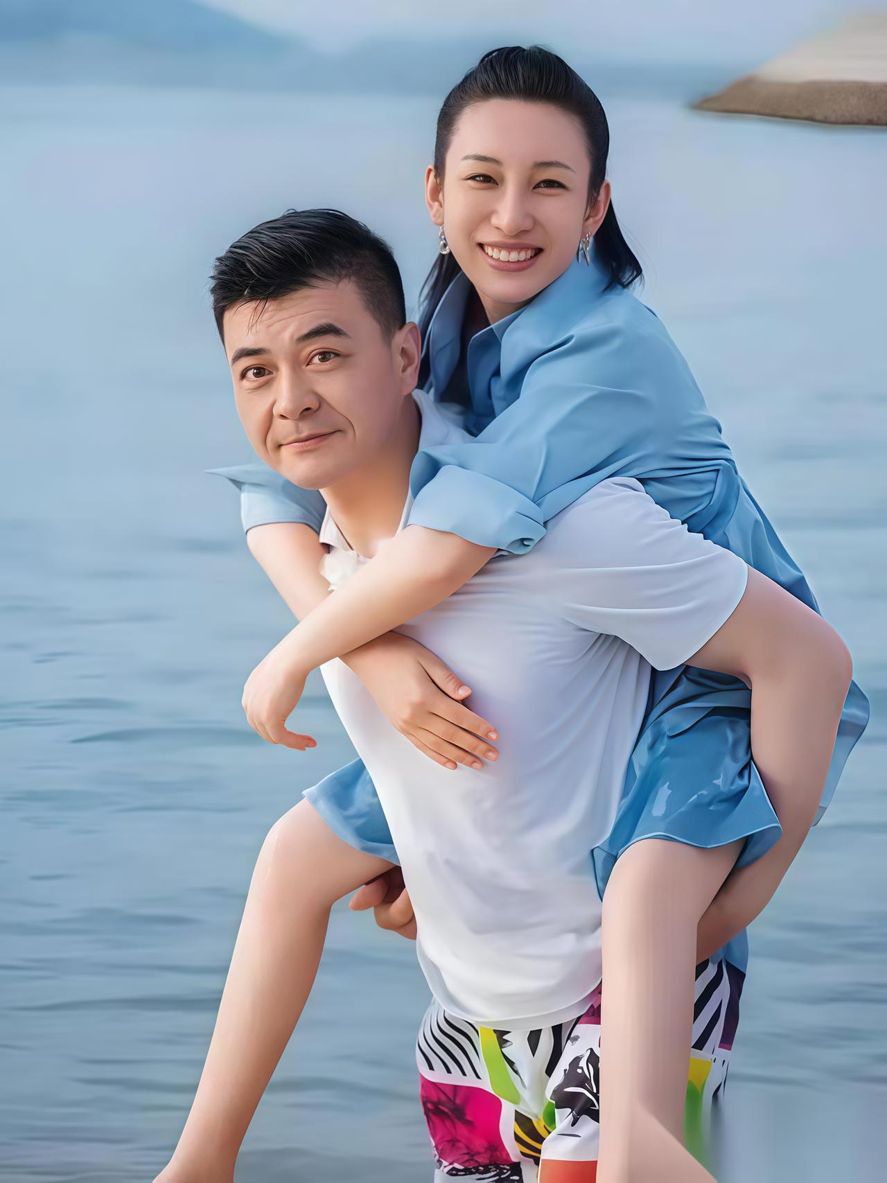 陈建斌曾当众调侃秦海璐丈夫的外貌，秦海璐当场坦然回应。
她坦言，丈夫样貌不算出众