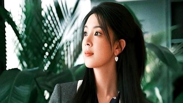 这两天再看陈瑶，最先撞进眼里的不是“甜”，而是松。
早年她凭《无心法师》里的岳绮