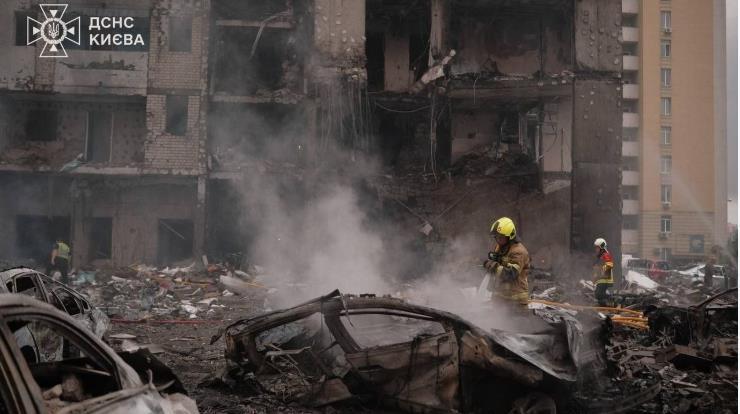 乌军军火库爆炸摧毁维什涅沃耶市五条街道
  在居民区存放军火已经算是乌克兰军方的