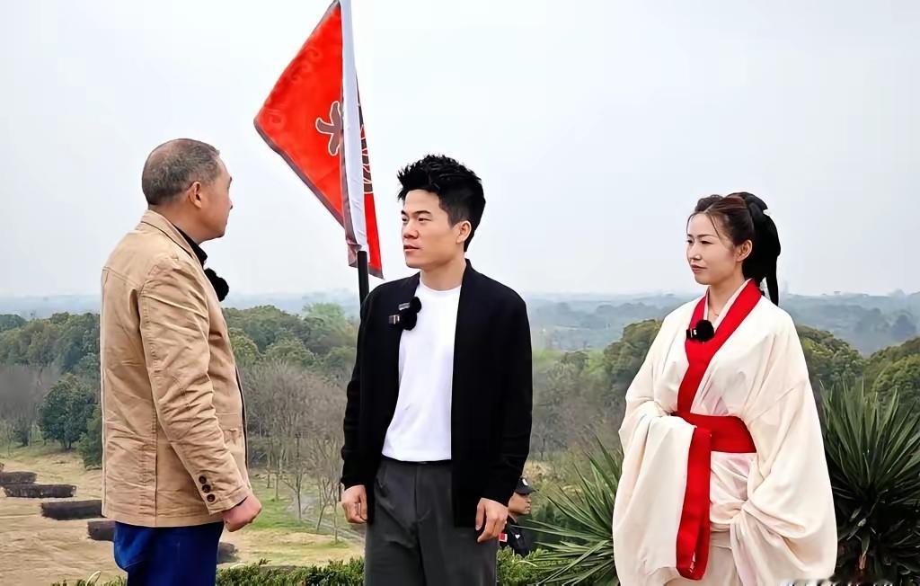 董宇辉凭啥让老家这么护？
村委会贴禁令拒拍照，
镇领导走访守清净，
真相太戳人！