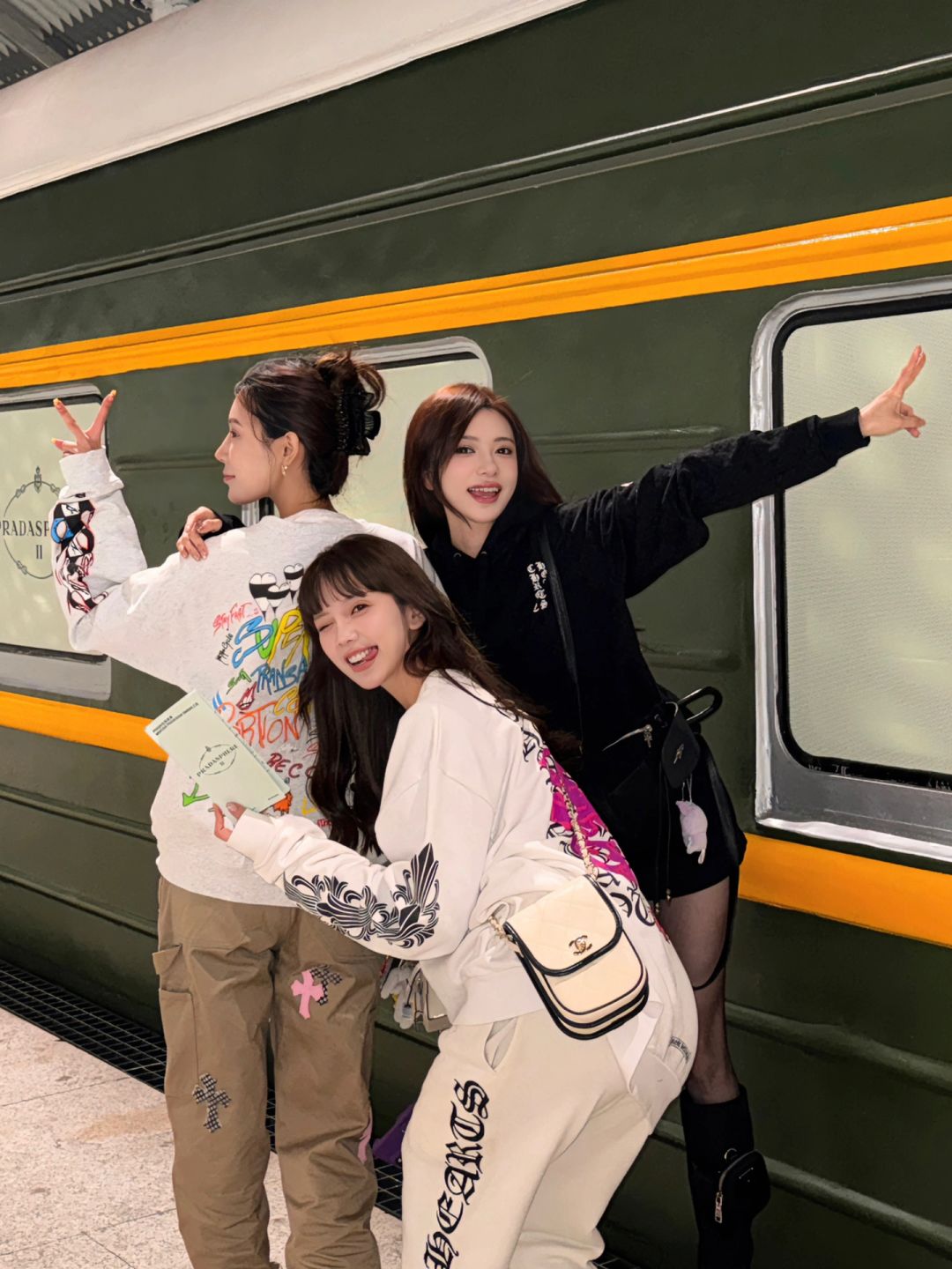 注意看 这三个女人叫小美👩‍👩‍👧