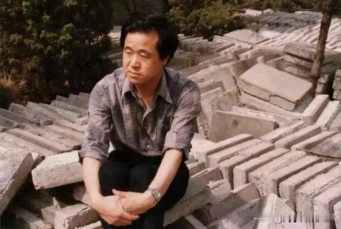 作家莫言说：
“人生必败局：心软，话多，性急。
心软是刀，话多是祸，性急是坑！”