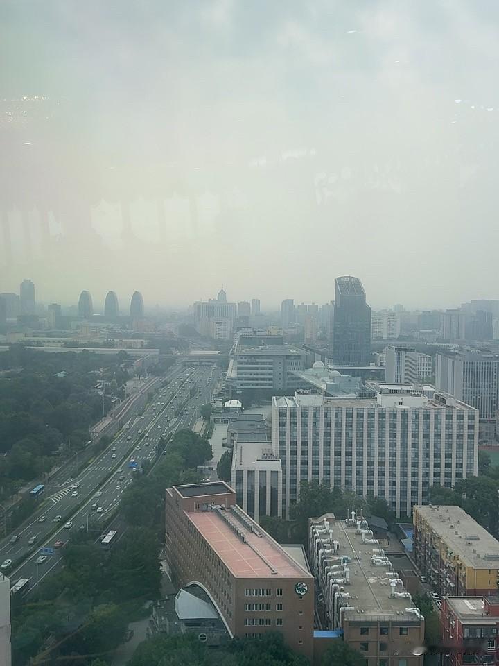 北京的早晨。今天多云，天气有点霾。
不过建筑物还能看得隐隐约约。现在的道路还没有