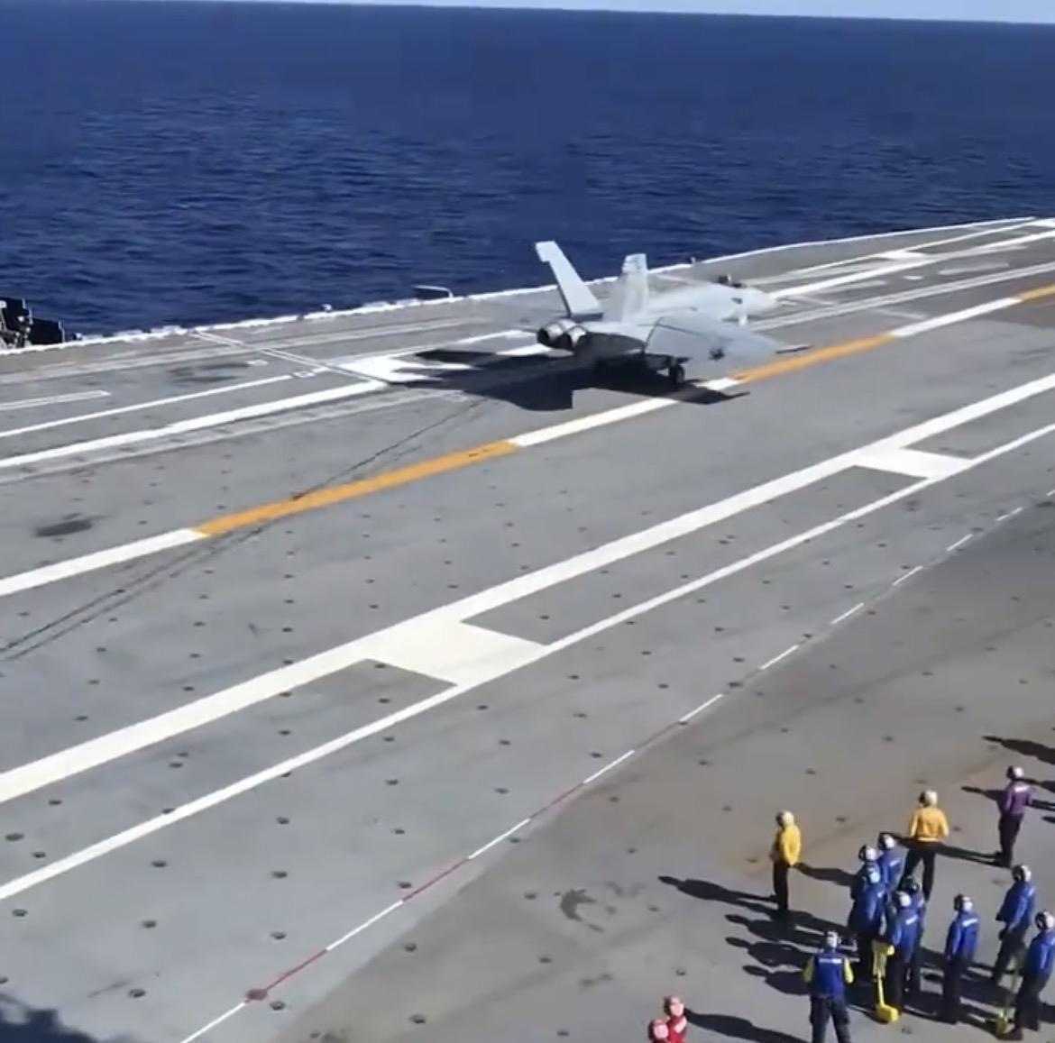 百米跑道上的生死豪赌：为何战机钩住钢索时，飞行员反倒要把油门踩到底？

试想这样