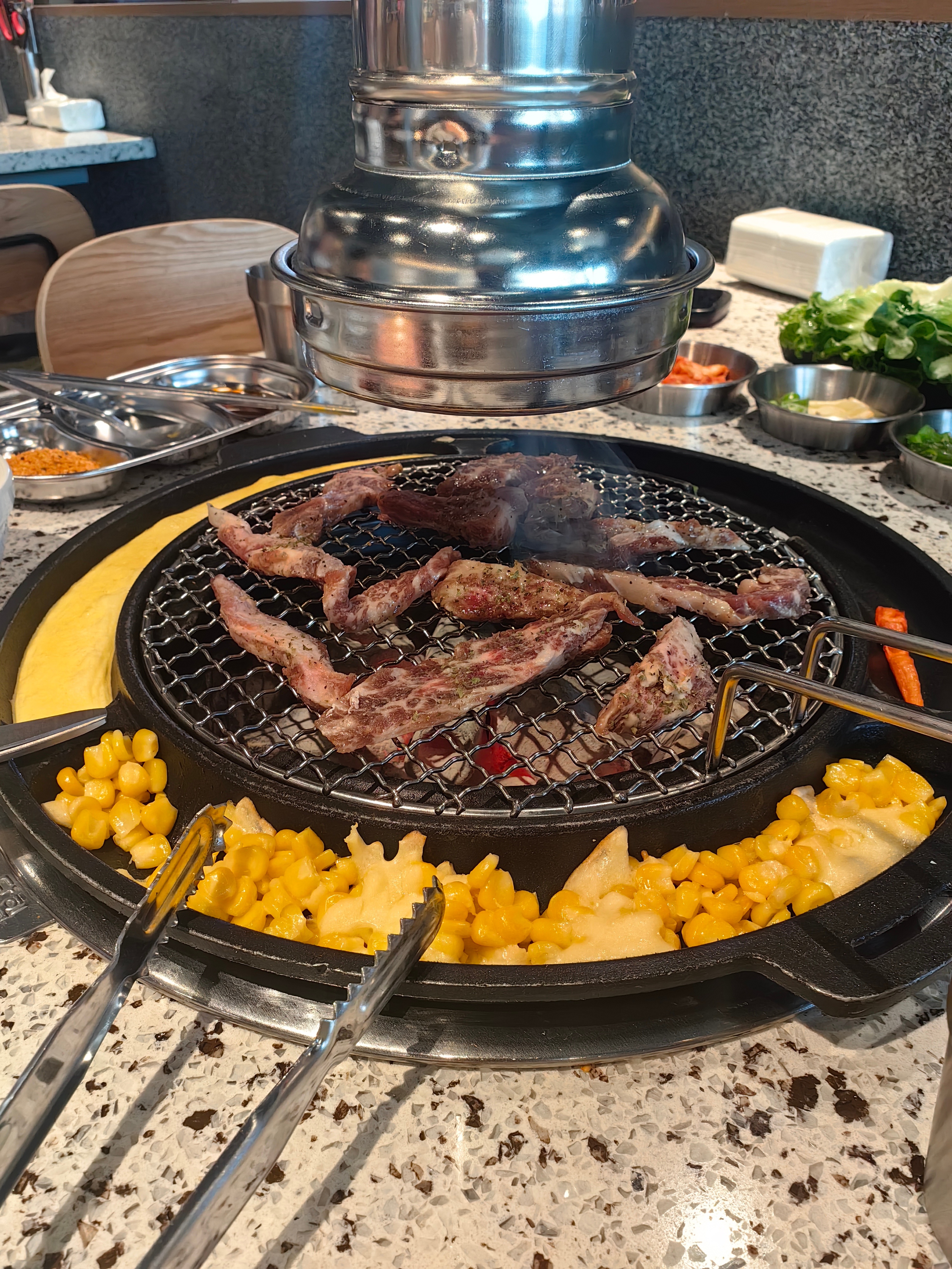 昨天去吃了一家刚开的🇰🇷烤🥩店，🥩是真好吃啊，碳烤的就是好吃，让我惊讶的