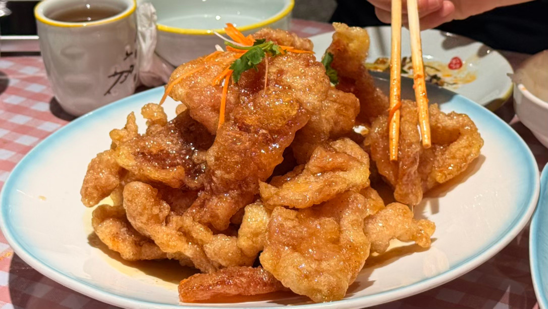 松筠美味[超话]  清真东北菜里有一道㸆豆腐，好吃，鲜香浓郁（图一）、牛肉丝做的