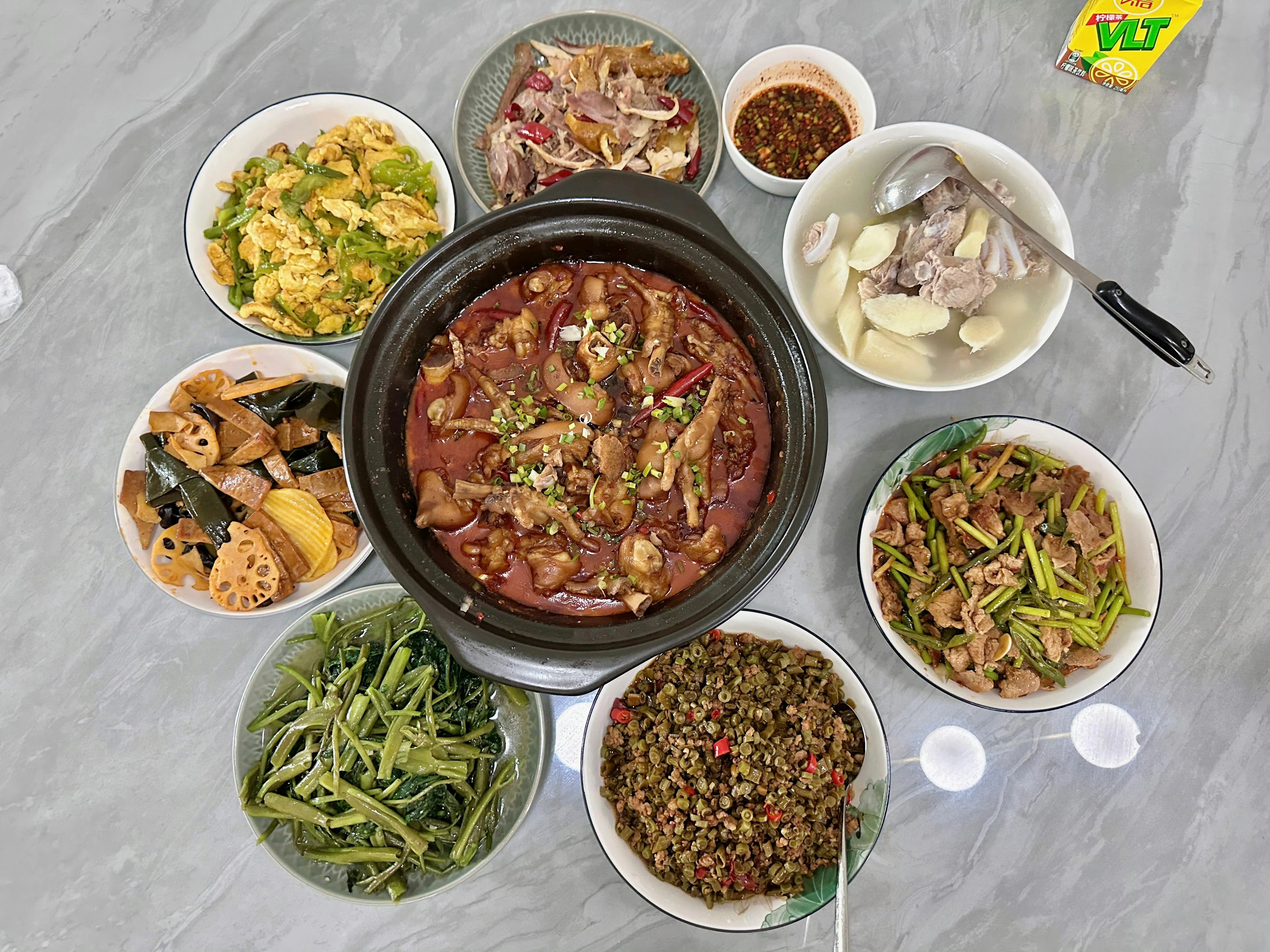 北京JDG战队食堂今日菜品丰盛，砂锅、炒菜、汤品摆满餐桌。队员席间对话："今天什