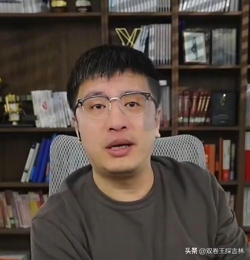 凌晨未眠痛心疾首的，一定有即将高考孩子的家长。
张雪峰这个名字在家长心中，是大神