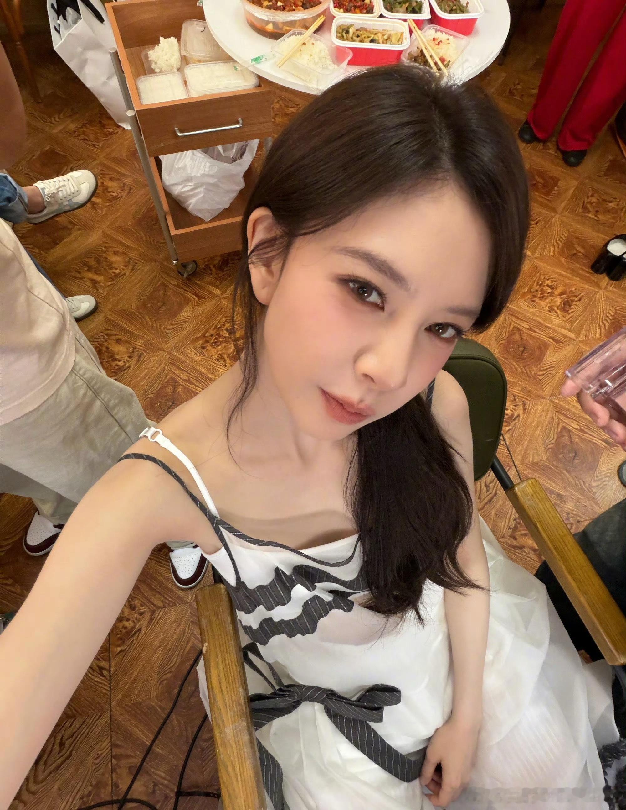宋妍霏跳舞观赏性好强宋妍霏跳舞充满力量感，简直就是视觉上的享受！表情管理也在线，
