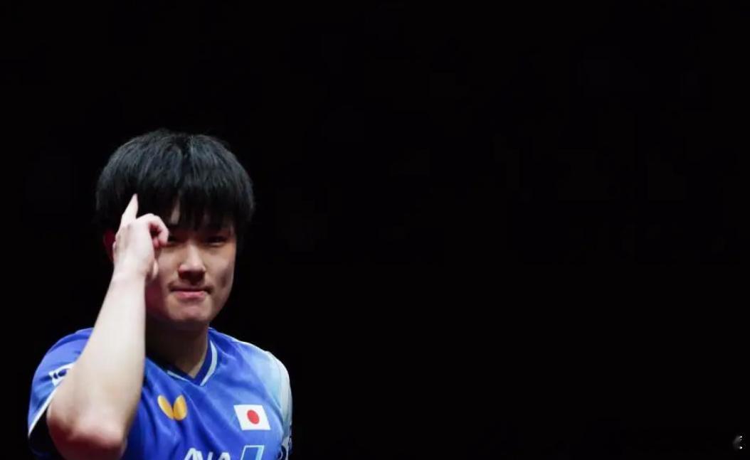 张本智和首获总决赛男单冠军，实现赛前愿望，夺冠后不忘向栋哥致敬！莫雷加德显的有些