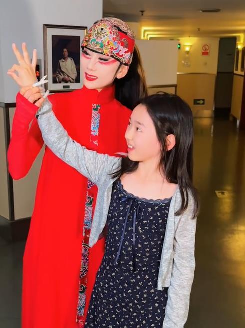 杨丽萍教小酒窝孔雀舞 雪花女神龙董璇的女儿小酒窝和“人间孔雀”杨丽萍见面了。杨老