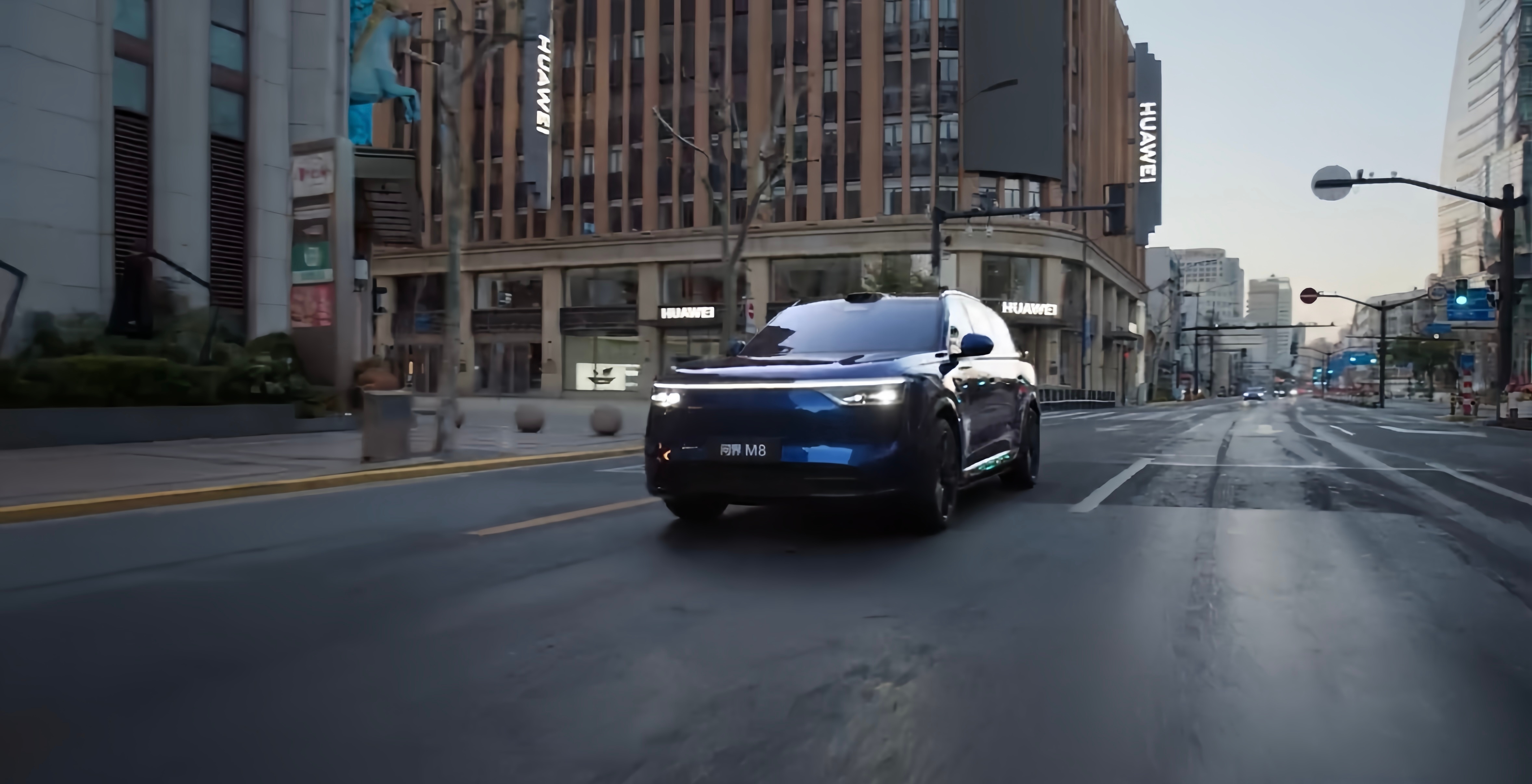 问界M8搭载896线激光雷达现在出去吃饭，常碰到窄胡同，错车掉头特别费劲。问界M