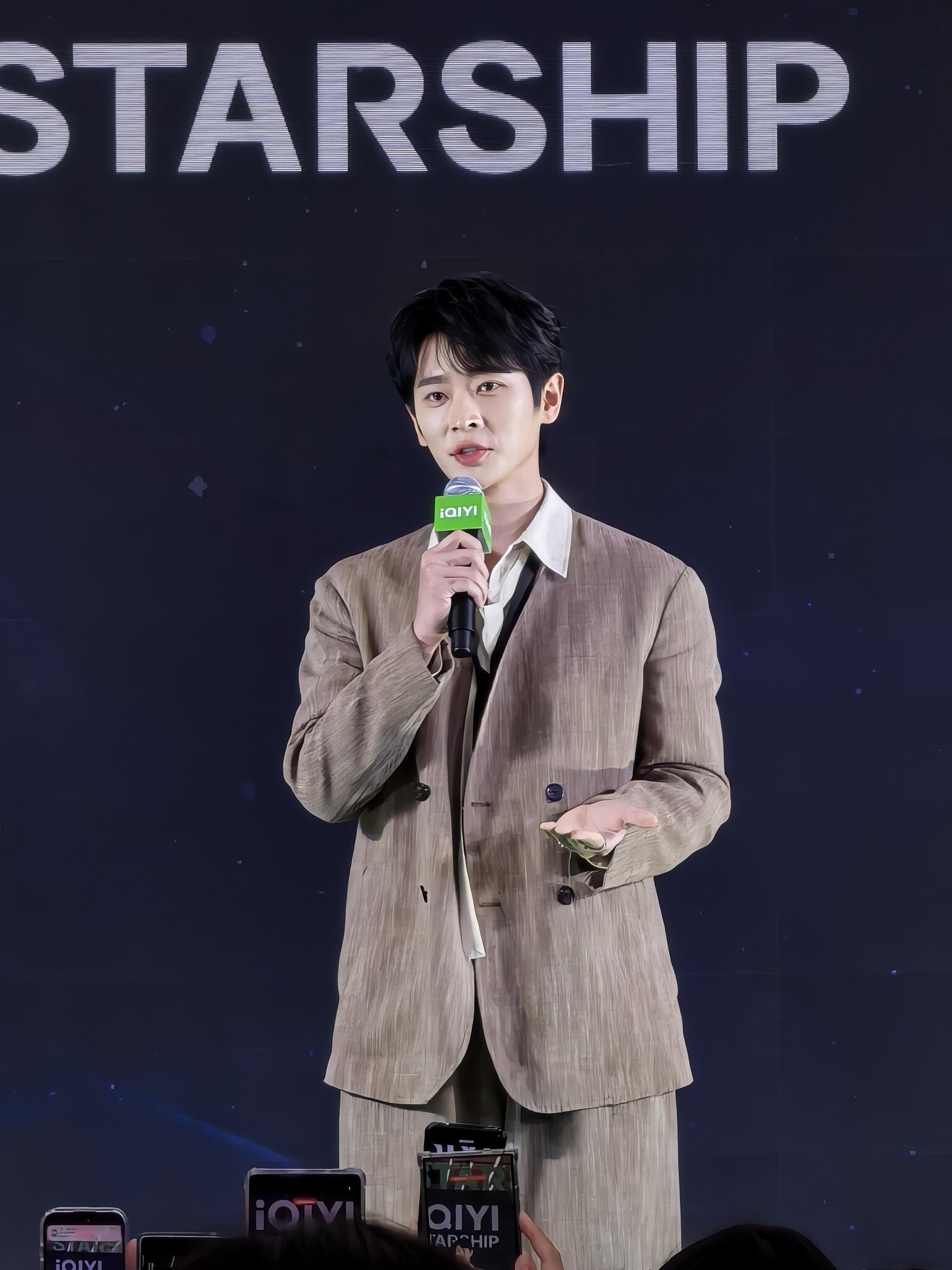 丞磊泰国线下活动状态丞磊棕色深V西服 那很帅了 