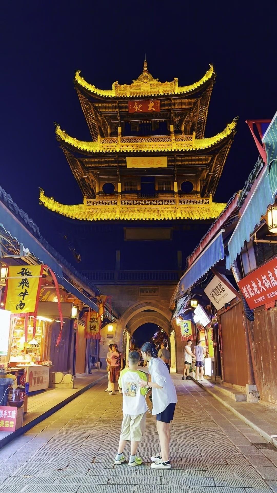 🌃夜色漫过嘉陵江，华光楼成阆中动人眼眸。这座被誉为"阆苑第一楼"的千年古建，始