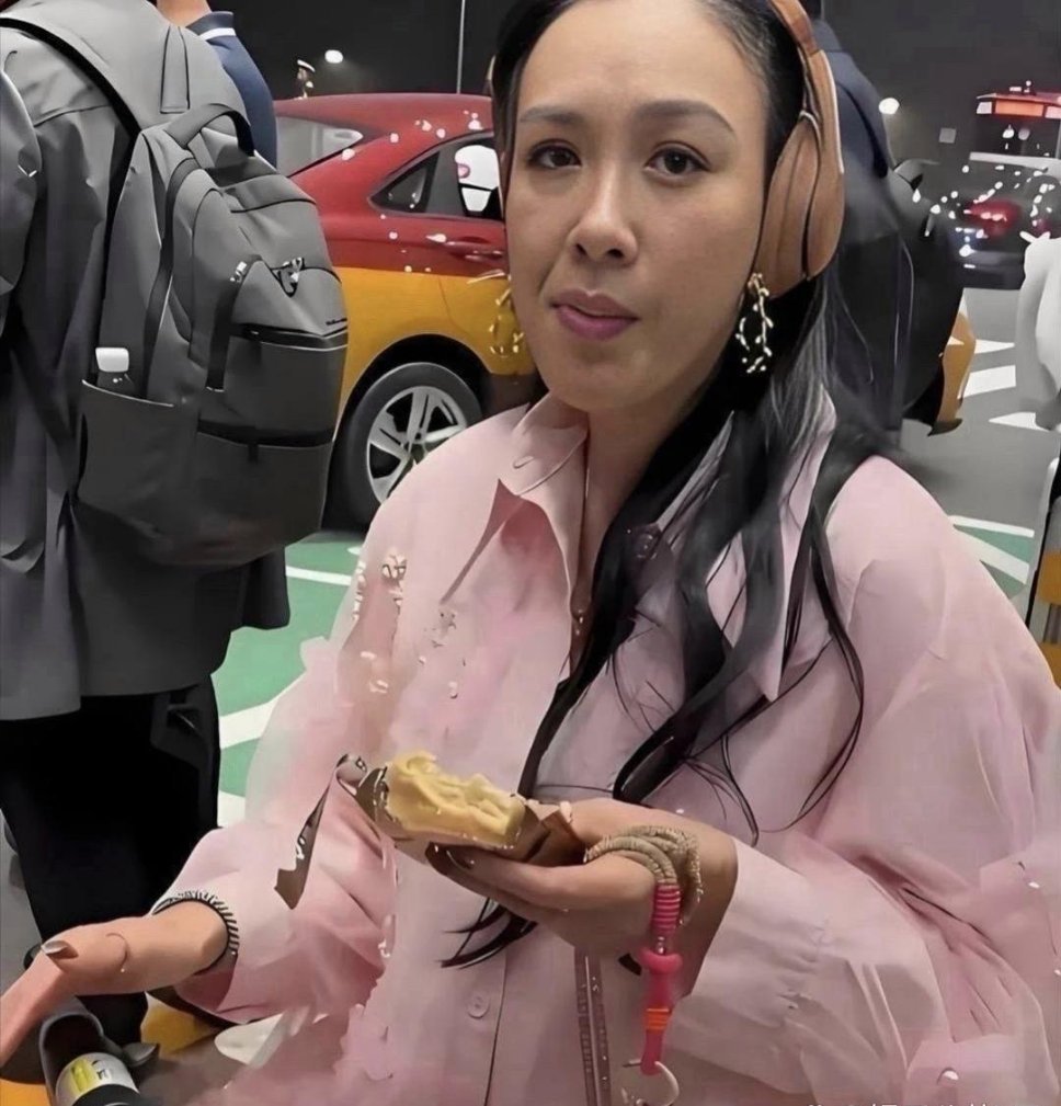 没有滤镜下的钟丽缇，容貌太真实了。五十几岁不错了 