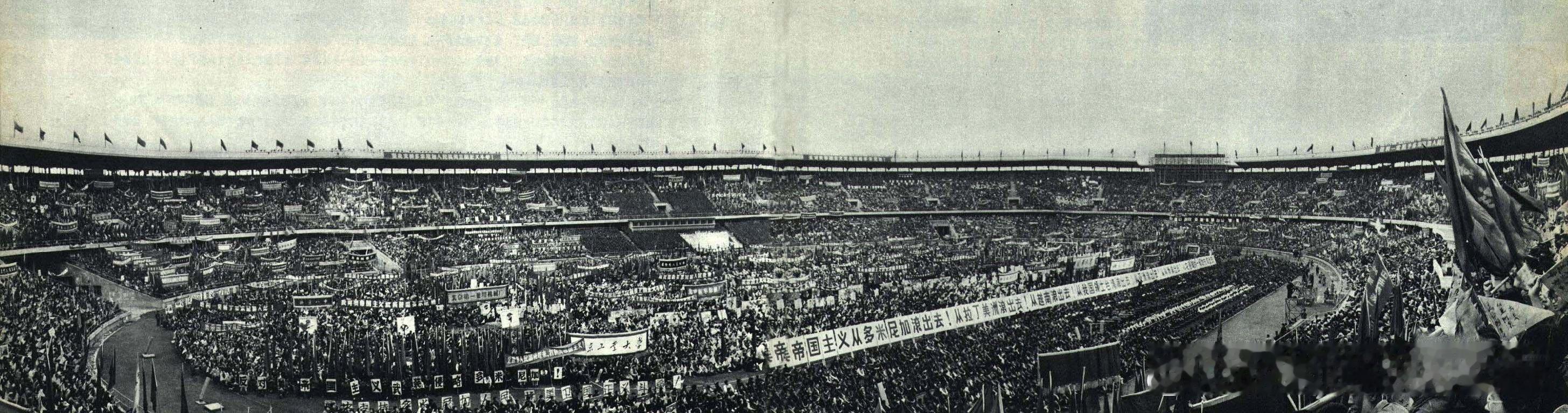 1966年5月12日首都各界人民十万人举行盛大集会和示威游行，强烈抗议和严正声讨