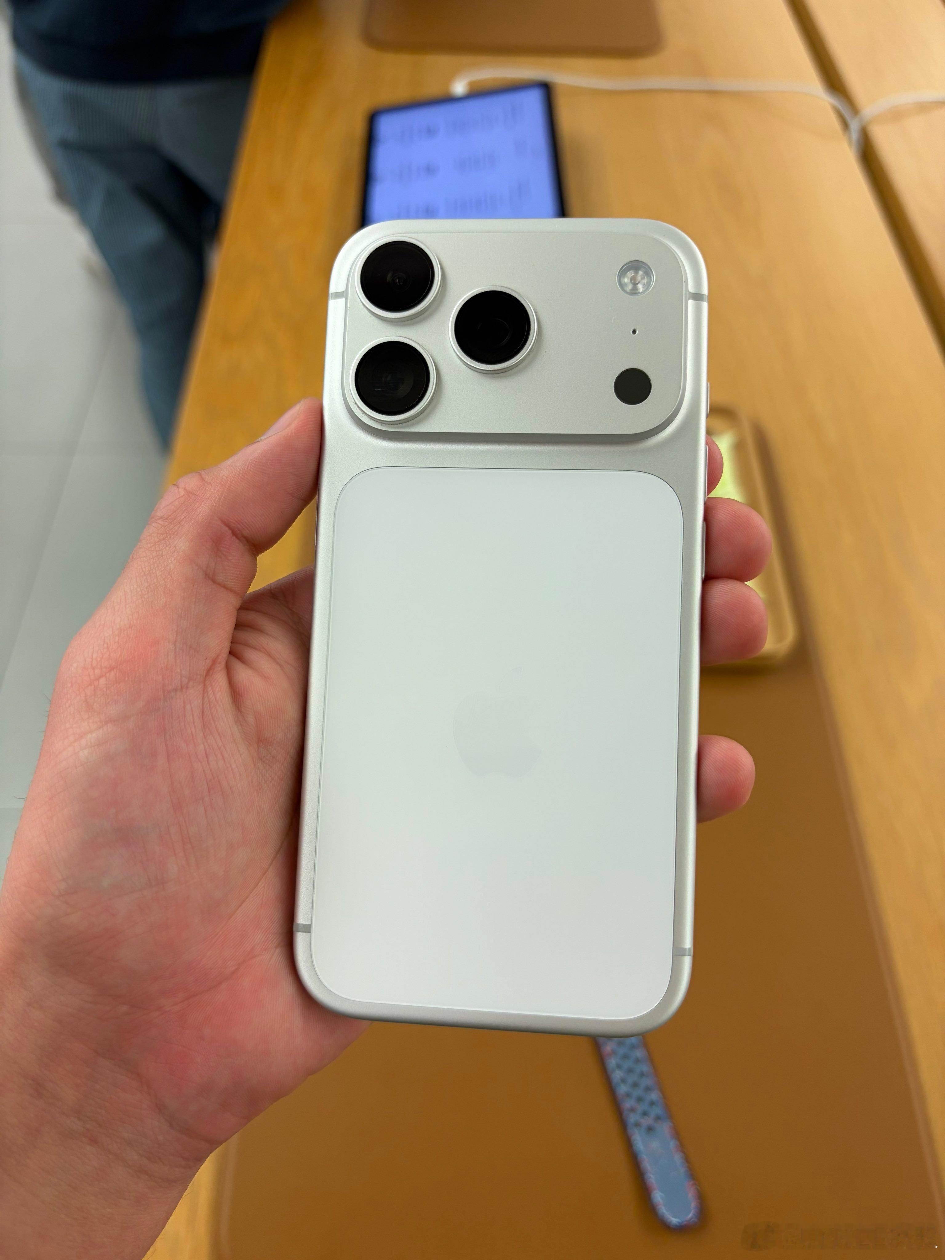 似乎很多人都这样的iPhone 每次推出一个新颜色都吹爆一年后还是觉得只有银色 