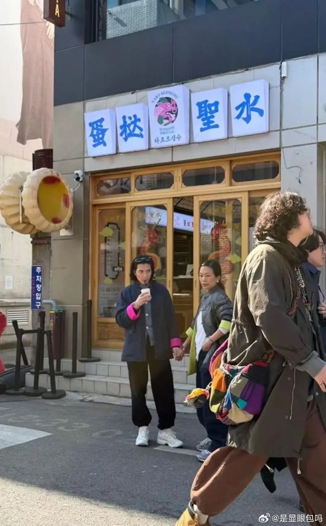 萧敬腾夫妇韩国逛街被偶遇！穿国风装太惹眼，丁克3年生活超潇洒！ 